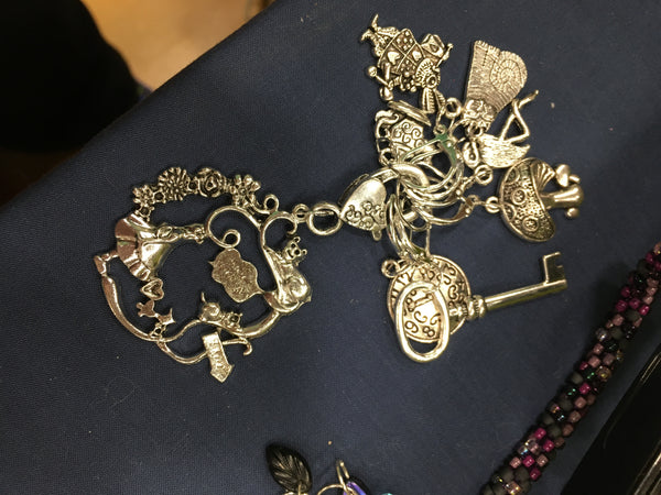 Alice in Wonderland Key Ring Stitch Markers - etui coterie